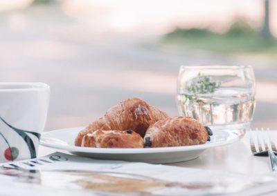 hotel-des-thermes-petit-dejeuner-terrasse