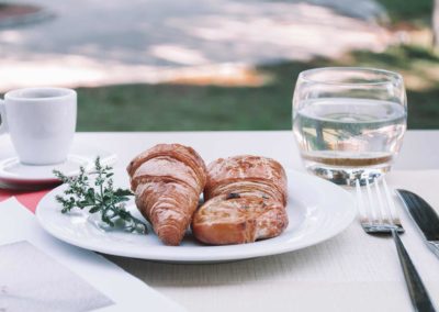 hotel-des-thermes-petit-dejeuner-terrasse